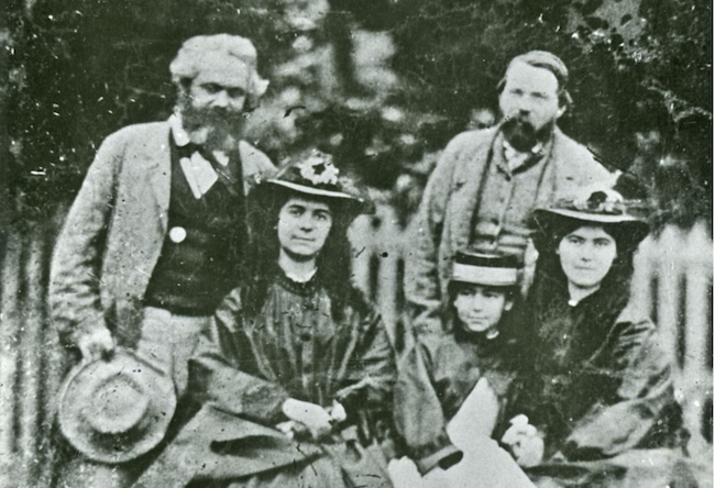 Karl Marx, Friedrich Engels, dan anak Marx: Jenny, Eleanor, dan Laura, di London (c1864)
